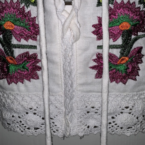 Sadie & Sage Floral Embroidered Crop Top, adjustable spaghetti strap - Picture 10 of 10